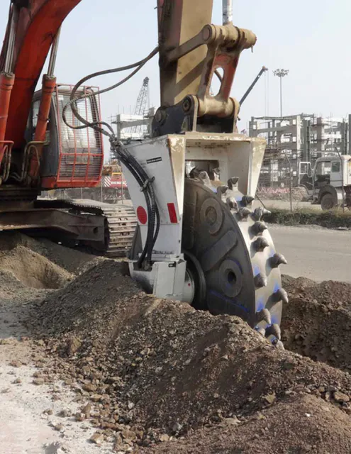 Kemroc DMW 220 cutting cable trench