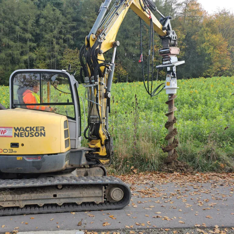 Kemroc EBA auger drive on a Wacker Neuson excavator