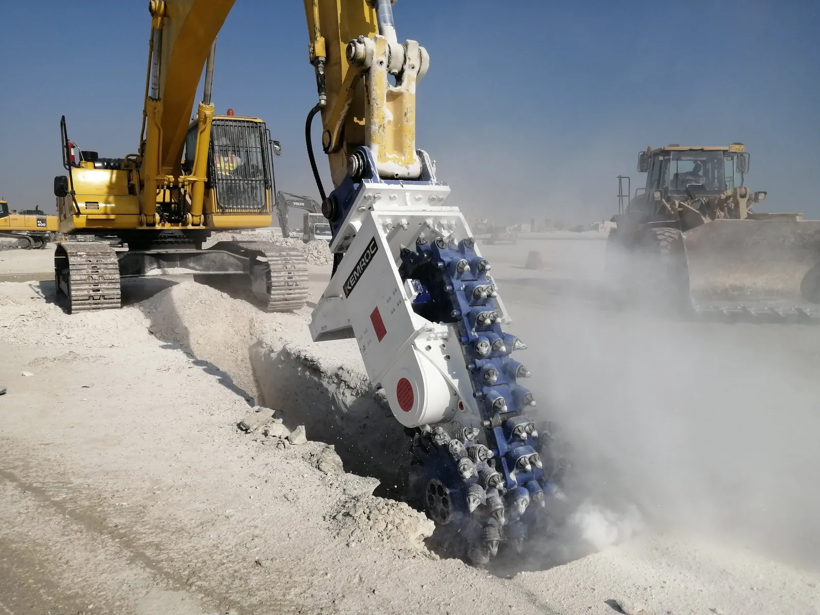 Kemroc EK chain cutter trenching limestone, dust-filled cut
