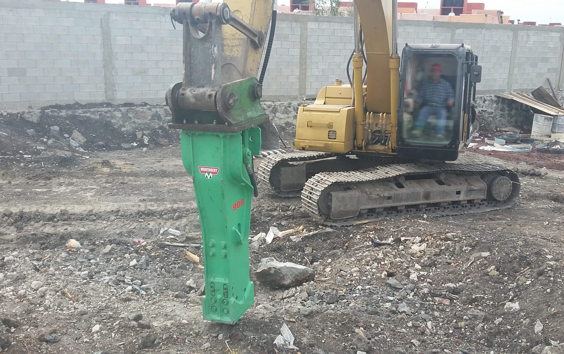 Montabert M900 medium breaker on an excavator