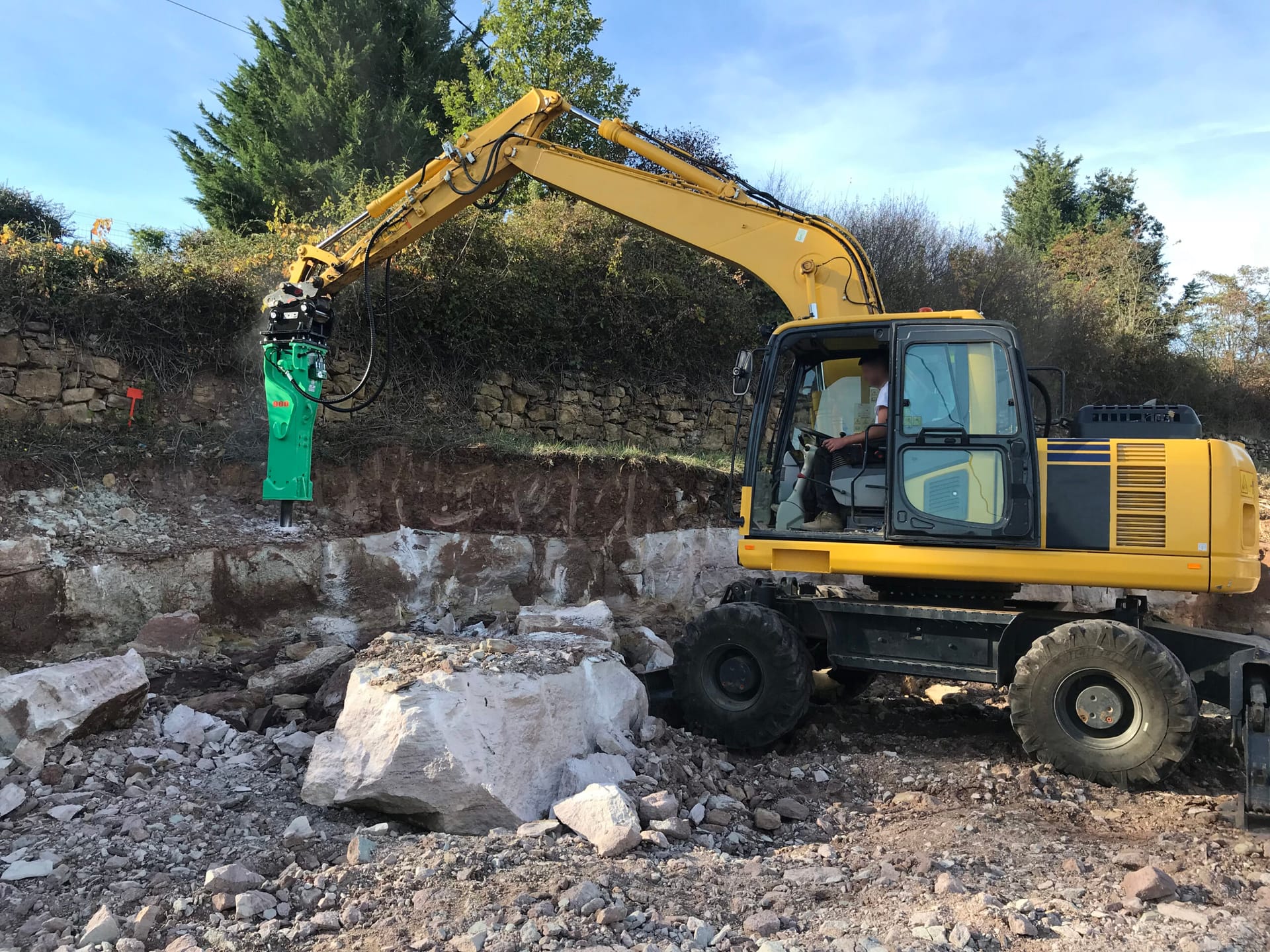 Montabert M900 medium breaker working