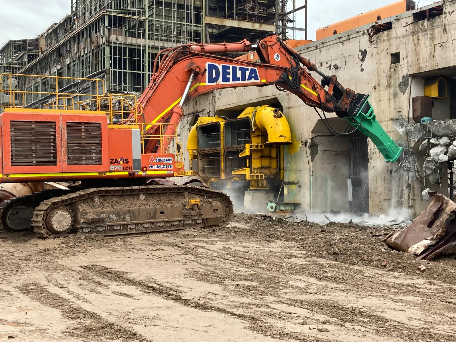 Hitachi ZX870 with Montabert XL breaker demolishing a concrete structure